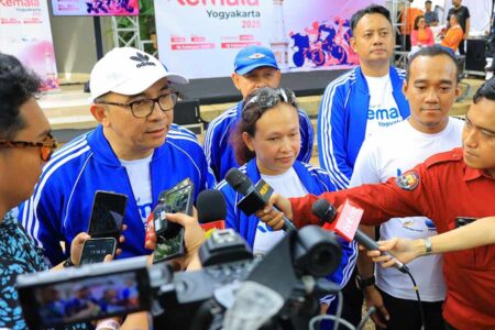 Ketua Koordinator Lapangan Tour Of Kemala Bhayangkari 2025 Arni Agung Setya dan Vice Director PB ISSI Pratomi Adi, saat memberikan keterangan di depan media