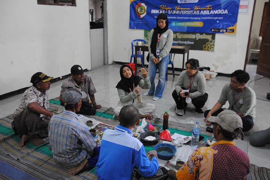 KKN BBK UNAIR Kenalkan Mineral Block dan Eco Enzym untuk Masyarakat Mojokerto