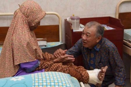 Yohei Sasakawa saat mengunjungi seorang pasien di RS Sumberglagah, Mojokerto, Jawa Timur (foto: Dok Sasakawa Leprosy Initiative)