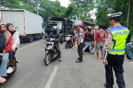 Kondisi lokasi setelah kecelakaan lalu lintas di Jalan Raya antara Tarogong dan Leles, Garut (foto: Dok Humas Polri)