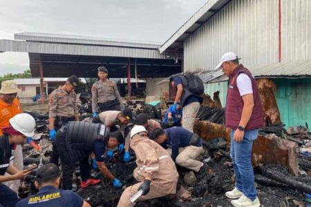Tim Labfor Polda Jateng saat olah TKP kebakaran di Pasar Induk Cepu, Kabupaten Blora