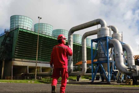 REC merupakan solusi bagi sektor industri dan bisnis untuk memperoleh listrik hijau yang andal dan terjangkau.