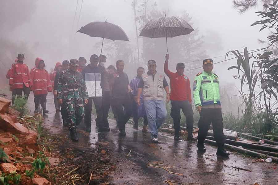 Longsor di Petungkriyono, Menteri PU Akan Percepat Pembuatan Akses dan Jembatan Darurat (foto: Dok Humas Polri)