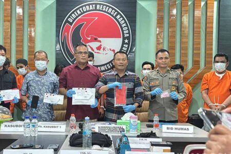 Ditresnarkoba Polda Sultra menunjukkan barang bukti 13 kasus narkotika (foto: Dok Humas Polri)