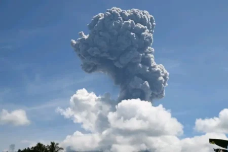 Erupsi Gunung Ibu pada Selasa (7/1/2025) (foto: Dok Pos PGA Ibu)