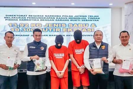 Polisi Tangkap Dua Kurir Narkoba dengan 13,92 Kg Sabu di Pelabuhan Tanjung Emas Dua tersangka diduga kurir narkotika yang berhasil diamankan beserta barang bukti