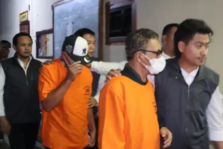 Dugaan Korupsi Proyek Drainase Rp 6,6 Miliar, Kepala Desa dan Kontraktor di Kotamobagu Ditahan Oknum kepala desa dan kontraktor yang ditahan terkait dugaan tindak pidana korupsi pada pekerjaan pembuatan saluran drainase Sungai Tapagale