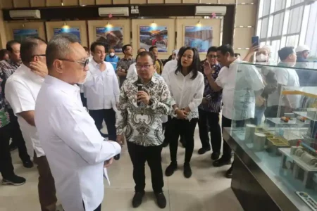 Menko Pangan Zulkifli Hasan saat melihat inovasi sistem pengelolaan sampah menjadi energi listrik yang diterapkan di Tempat Pembuangan Akhir (TPA) Benowo, Surabaya