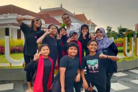 Wali Kota Eri Cahyadi bersama anak-anak Surabaya