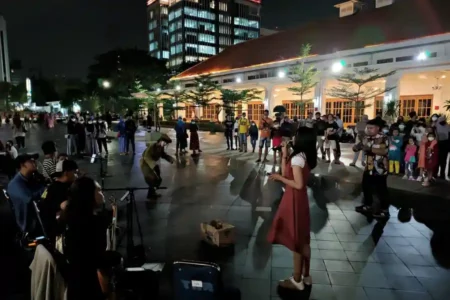 Ilustrasi aktivitas warga Kota Surabaya (foto: Mamuk Ismuntoro/pilar.id)