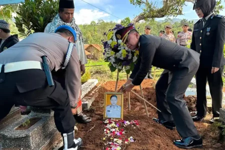 Pemakaman almarhum Bripka Andithya Munartono (foto: Dok Humas Polri)