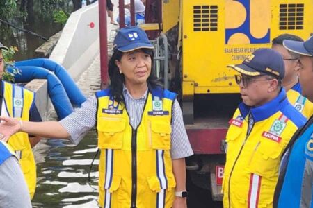 Wamen PU Diana Kusumastuti saat meninjau lokasi banjir di Tol Sedyatmo KM 31+200 arah Bandara Soekarno-Hatta