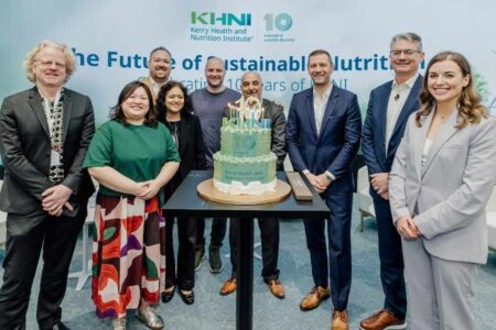 CEO Kerry Group Edmond Scanlon (kedua dari kanan) dan Peter Dillane, President & CEO Kerry APMEA (pertama dari kiri) bersama tim Kerry dan pakar industri di acara The Future of Sustainable Nutrition (foto: PRNewsfoto/Kerry Group)