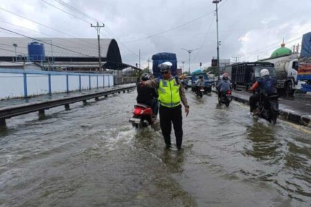 Satlantas Polres Demak Terjunkan Personel Atur Lalu Lintas di Lokasi Banjir Rob Sayung