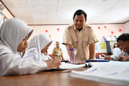Presiden Prabowo Subianto saat mengunjungi SDN Kedung Jaya 1 Bogor, Kota Bogor, untuk meninjau pelaksanaan program makan bergizi gratis (foto: Dok BPMI Setpres)