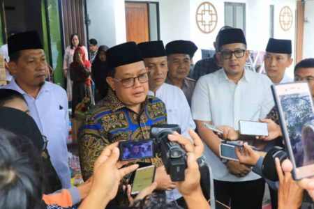 Pj Gubernur Jawa Timur Adhy Karyono saat menyampaikan keterangan di depan awak media
