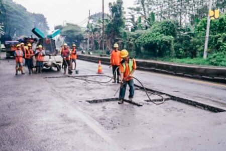 Perbaikan jalan di Jalur Pantai Utara (foto: Dok Kemen PU)