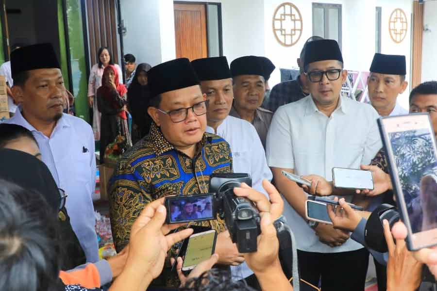 Pj Gubernur Jatim Evaluasi Program Study Tour Usai Tragedi di Pantai Drini Pj Gubernur Jawa Timur Adhy Karyono saat menyampaikan keterangan di depan awak media
