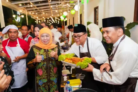 Jaga Tradisi Salat Malam Bersama Kepala Perangkat Daerah dan BUMD Jatim Dilanjutkan Lomba Masak Bandeng , Gubernur Khofifah Harap Tingkatkan Keguyuban dan Keberkahan di Akhir Ramadhan