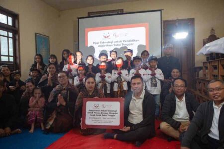 Telkom Serahkan Bantuan Sarana Belajar Digital untuk Anak-anak Suku Tengger Bromo