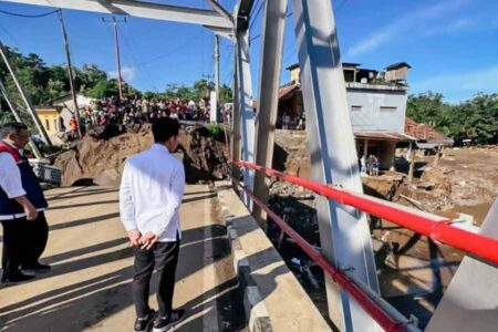 Wapres Gibran Rakabuming saat mengunjungi lokasi bencana di Pelabuhan Ratu, Sukabumi (foto: Dok BPMI Sekretariat Wakil Presiden)