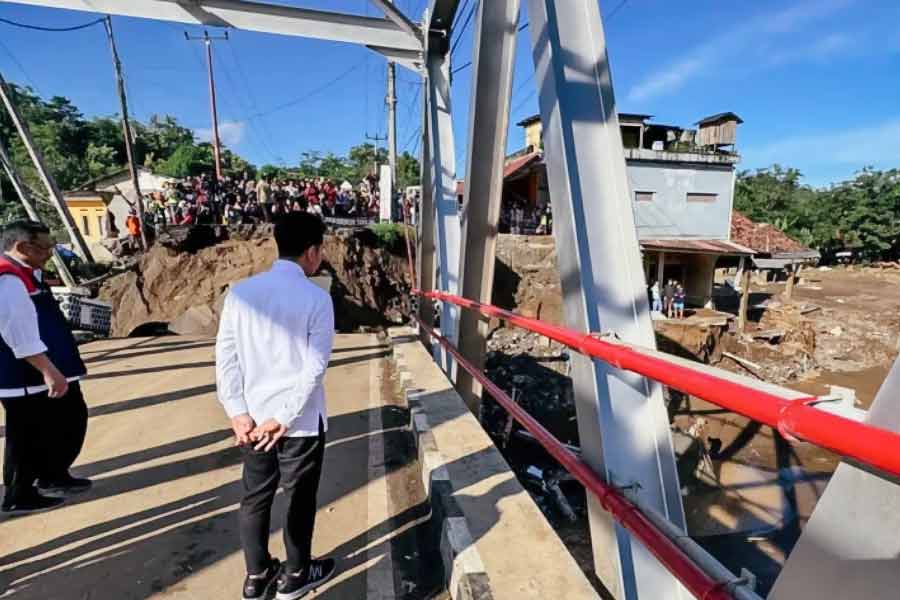 Wapres Tinjau Lokasi Bencana Banjir di Sukabumi, Tekankan Pemulihan Infrastruktur dan Relokasi Warga Wapres Gibran Rakabuming saat mengunjungi lokasi bencana di Pelabuhan Ratu, Sukabumi (foto: Dok BPMI Sekretariat Wakil Presiden)