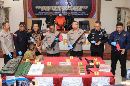 Satgas Operasi Damai Cartenz-2025 bersama Polda Papua menunjukkan barang bukti penyelundupan senjata api dan amunisi yang diduga akan disalurkan kepada KKB di Puncak Jaya