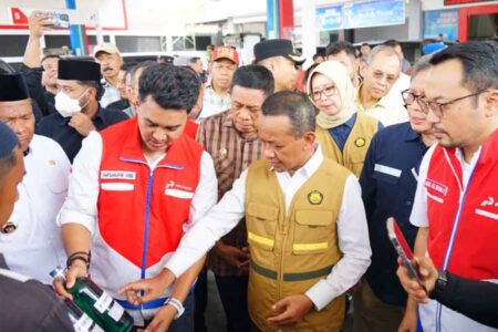 Menteri ESDM Sidak Kesiapan BBM Pertamina Jelang Idul Fitri 1446 H Menteri ESDM Bahlil Lahadalia saat sidak di SPBU dan Fuel Terminal Baubau.