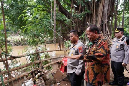 Kapolda Metro Jaya Irjen. Pol. Karyoto meninjau lokasi pengungsian banjir di Pancoran, Jakarta Selatan