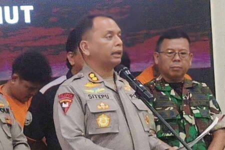 Kapolres Sergai, AKBP Jhon Sitepu, saat menjelaskan kronologi kasus judi togel dan tembak ikan di depan awak media (foto: Dok Humas Polri)