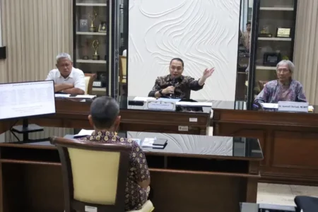 Wali Kota Eri Cahyadi saat memimpin paparan visi dan misi pejabat struktural di ruang sidang wali kota
