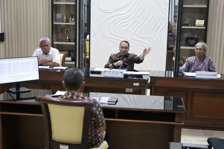 Wali Kota Eri Targetkan Tuntaskan Banjir Surabaya Selatan pada 2025 Wali Kota Eri Cahyadi saat memimpin paparan visi dan misi pejabat struktural di ruang sidang wali kota