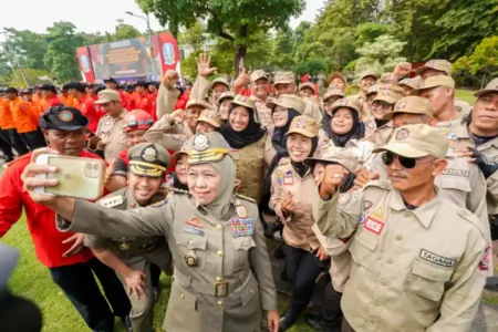Gubernur Khofifah ajak Satpol PP, Linmas, dan Damkar Jatim tingkatkan etos kerja dan layanan publik