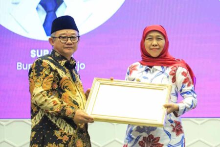 Jawa Timur Raih Penghargaan Tertinggi UKBI 2021–2024 Jawa Timur raih penghargaan UKBI 2021–2024, Khofifah tegaskan komitmen menjaga bahasa Indonesia sebagai simbol persatuan dan karakter bangsa.