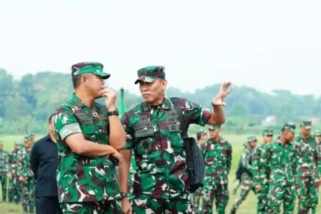 Panglima TNI Jenderal TNI Agus Subiyanto saat meninjau kesiapan pelaksanaan upacara tradisi kehormatan militer di Batujajar, Jawa Barat