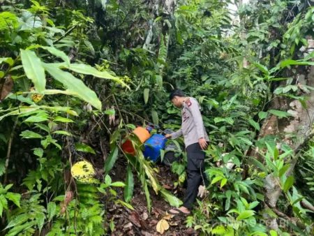 Polres Kapuas Hulu dan Polhut Amankan Barang Bukti Pertambangan Ilegal di Taman Nasional Betung Kerihun Polres Kapuas Hulu dan Polhut amankan barang bukti aktivitas PETI di Taman Nasional Betung Kerihun untuk menjaga kelestarian lingkungan.