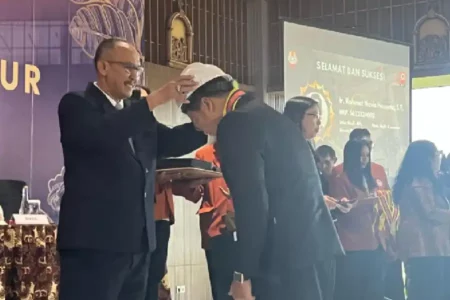 Pemberian helm proyek putih secara simbolis sebagai Insinyur