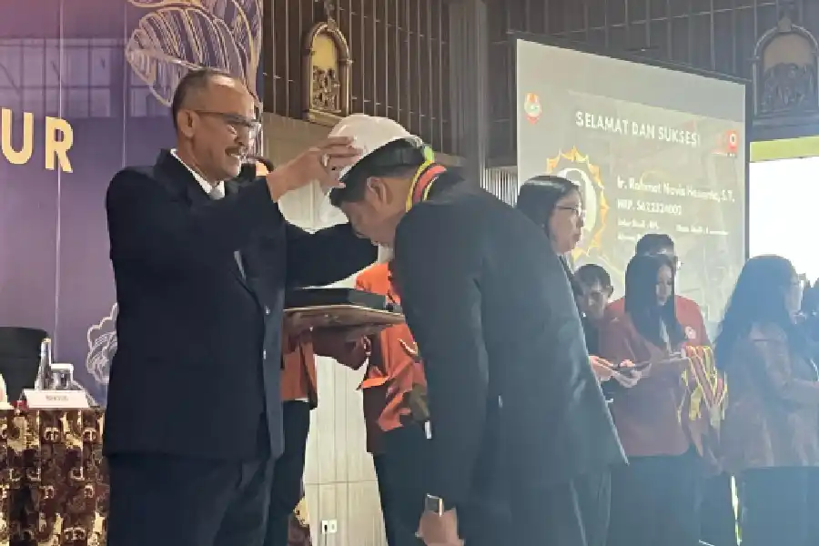120 Insinyur PSPPI UKWMS Dilantik, Siap Berkontribusi untuk Pembangunan Nasional Pemberian helm proyek putih secara simbolis sebagai Insinyur