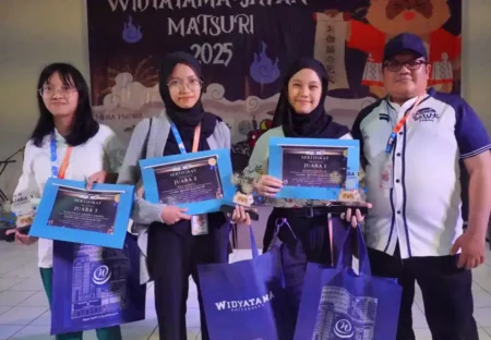 Mahasiswa UNAIR raih juara 3 lomba desain karakter nasional Widyatama Japan Matsuri 2025 berkat semangat dan kecintaan menggambar sejak kecil.