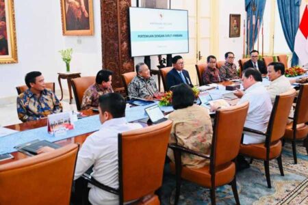 Presiden Prabowo Subianto memimpin rapat terbatas bersama sejumlah menteri Kabinet Merah Putih di Istana Merdeka