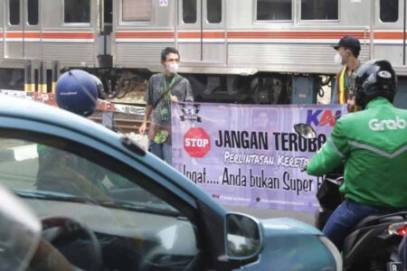 Kampanye keselamatan di perlintasan sebidang