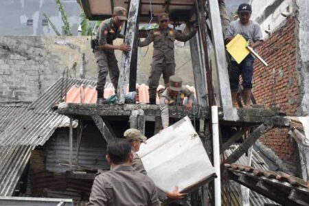 Satpol PP Surabaya menertibkan enam bekupon di Petemon untuk mencegah praktik perjudian burung merpati yang meresahkan warga.