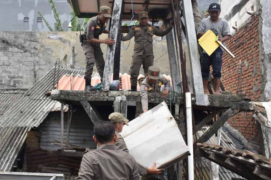 Cegah Perjudian Burung Merpati, Satpol PP Surabaya Tertibkan 6 Bekupon di Petemon Satpol PP Surabaya menertibkan enam bekupon di Petemon untuk mencegah praktik perjudian burung merpati yang meresahkan warga.