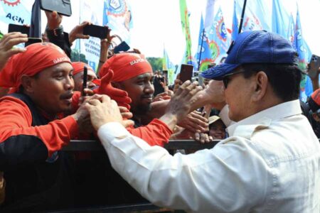 Prabowo Bentuk Satgas PHK Nasional untuk Lindungi Pekerja dari Pemecatan Sepihak Presiden RI Prabowo saat menghadiri peringatan Hari Buruh Internasional di Lapangan Monas, Jakarta