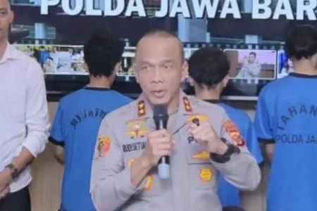 Polda Jabar Tangkap 504 Preman dalam Operasi Pekat II Lodaya 2025, 177 Kasus Diungkap Polda Jabar bekuk 504 pelaku premanisme selama Operasi Pekat II Lodaya 2025. Sebanyak 177 kasus berhasil diungkap, termasuk perampasan oleh debt collector.