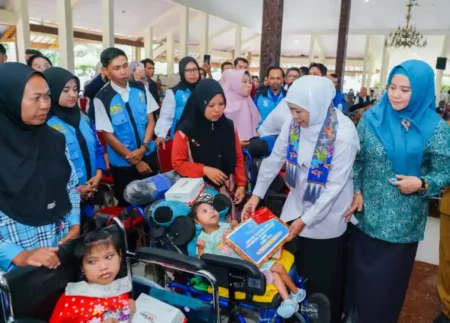 Gubernur Jatim Salurkan Bansos Rp 12,9 Miliar di Bondowoso untuk Kelompok Rentan Gubernur Khofifah salurkan bansos Rp 12,9 miliar di Bondowoso untuk lansia, disabilitas, dan warga miskin ekstrem sebagai bentuk perlindungan sosial.