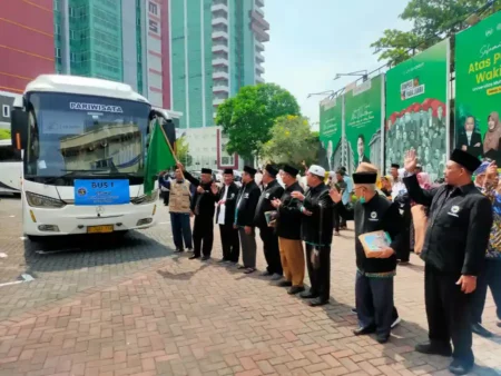 Muhammadiyah Surabaya Berangkatkan 125 Jamaah Haji Kloter SUB 17 Pimpinan Daerah Muhammadiyah Surabaya melepas keberangkatan 125 jamaah haji KBIHU Muhammadiyah dalam kloter SUB 17 dari Universitas Muhammadiyah Surabaya.