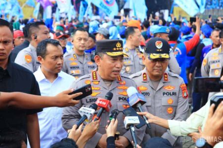 Kapolri Pastikan Pengamanan dan Pelayanan Maksimal Saat May Day Fiesta di Monas Kapolri Jenderal Listyo Sigit pastikan pengamanan optimal Hari Buruh 2025 di Monas, yang juga dihadiri Presiden Prabowo Subianto.