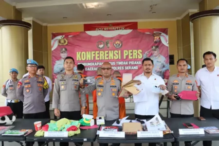 Operasi Pekat di Serang, Polisi Amankan 66 Preman dalam Sepekan Polres Serang amankan 66 preman selama Operasi Pekat. 13 di antaranya ditetapkan sebagai tersangka, 2 terlibat kasus narkoba.