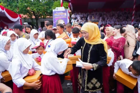Khofifah Pimpin Upacara Hardiknas 2025, Umumkan Kebijakan Pendidikan Rp 126,236 Miliar dan Tegaskan SPMB Jatim Berintegritas Khofifah umumkan kebijakan pendidikan Rp 126,236 miliar pada Hardiknas 2025 dan tegaskan integritas SPMB Jatim secara transparan dan objektif.